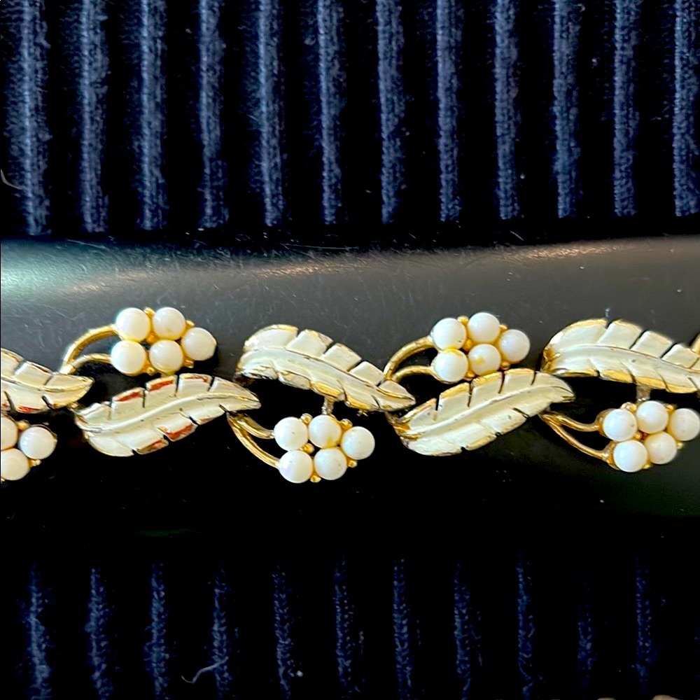 Beautiful vintage Gold and Pearl Floral Bracelet